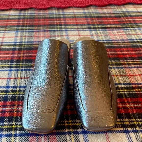 Elegant Metallic Slip-On Women's Shoes - Picture 2 of 6